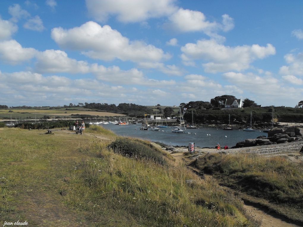 En partant du parking où les Camping Cars stationnent près du port, un terrain herbeux sympa, nous prenons le chemin vers la droite au bord de mer et découvrons des paysages supers. Il fait beau temps et ça change des temps maussades et brumeux que nous avons connus les années précédentes.