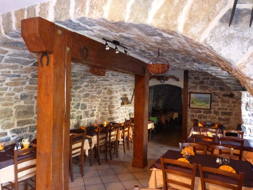 Pause avant l'arrivée, la terrasse du gîte, les chambres en haut, la salle de restaurant, le Tarn,la vue depuis le gîte,