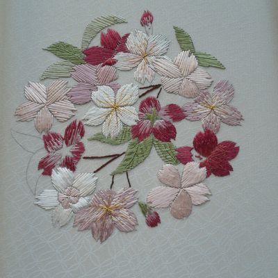 Broderie japonaise : fleurs de pommier presque terminée !