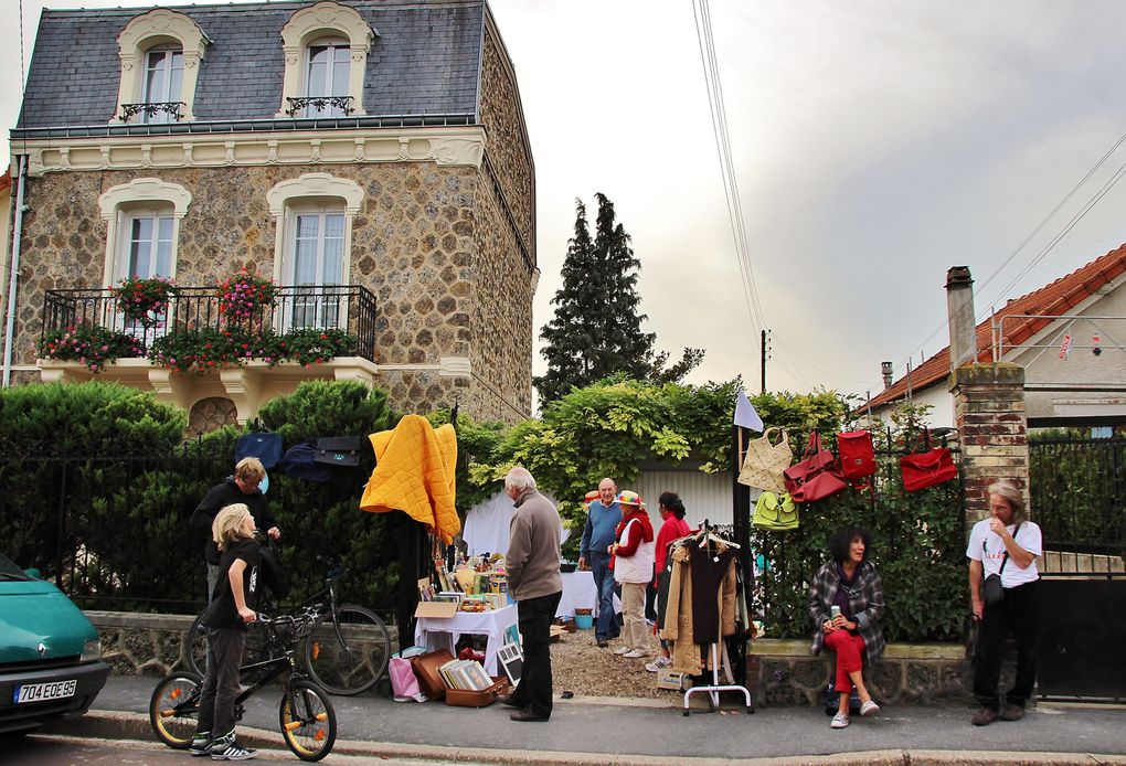 Andrea, habitante du quartier et photographe semi-professionnelle, a gentiment effectué un reportage photo de cette 3ème édition. Merci à elle  pour ces photos très réussies !