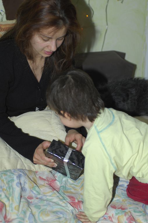 On ouvre les kdos... maman et Téo seulement, papa n'a pas été assez sage cette année!