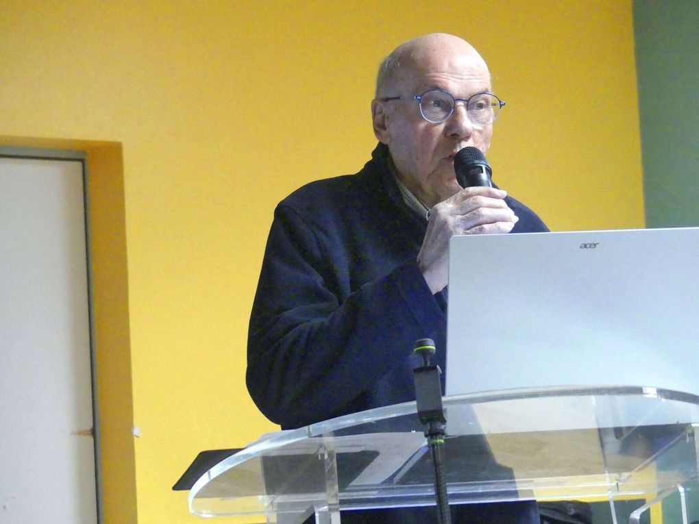 La secrétaire, Véronique et le trésorier, Pierre accompagnent le président, Michel, pendantle déroulement de l'assemblée générale