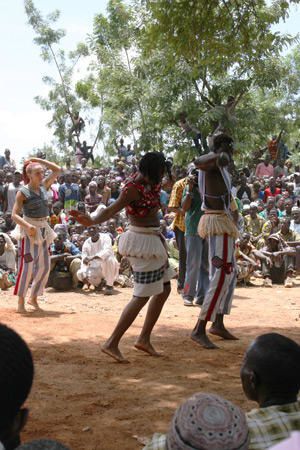 Voici 88 photos prises le dimanche 2 juillet 2006 lors de la f&ecirc;te du chef du village de Zorgho au Burkina Faso.<br /><br /><span style="font-size: 10pt; font-family: Arial;"><font size="1" style="color: rgb(255, 153, 0);"><a href="http://www.ecole-de-tenso-au-burkina.net ">&copy; www.ecole-de-tenso-au-burkina.net </a><br />Tous droits photos reserv&eacute;s</font></span>