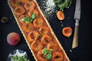 Tarte  aux deux abricots et basilic