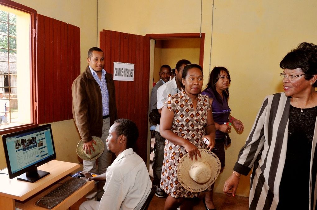 Inauguration du Centre d'accès à Internet haut débit, à la Maison des Jeunes de Vangaindrano, région Atsimo Atsinanana. Un projet initié par l'association Fitia de Mialy Razakandisa Rajoelina. Photos: Harilala Randrianarison