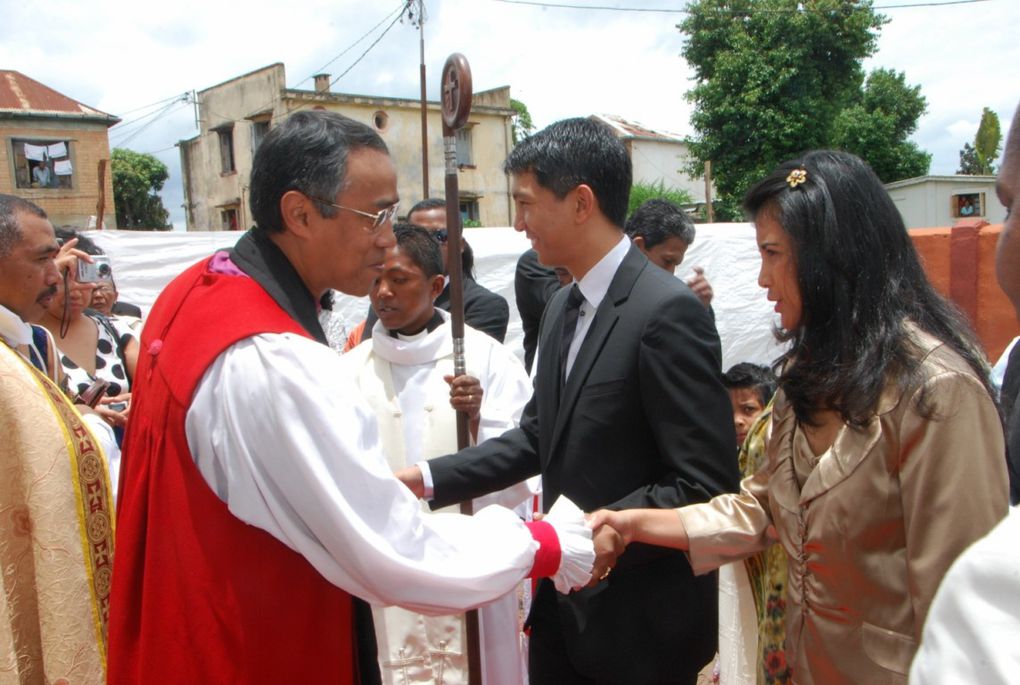 19 décembre 2010. Inauguration de l'église Santa Stefana incendiée en juin. La reconstruction a été prise en charge par le couple Mialy et Andry Rajoelina.