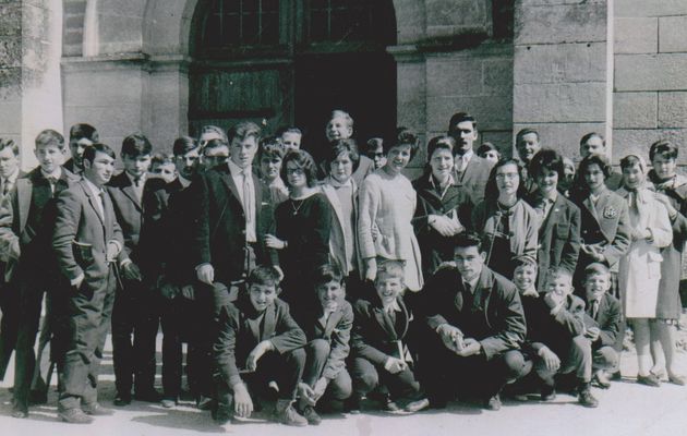 Devant l'église au début des années 1960