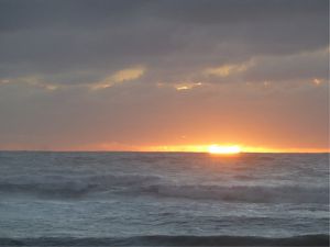Vue du coucher du soleil sur la Tasman Sea, depuis la terrasse où nous avons passé la soirée.