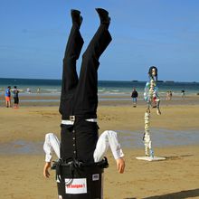 La tête dans dans nos déchets + tennisman recyclé / Plage d'Arromanches-les-bains / Festival de la pluie 2017