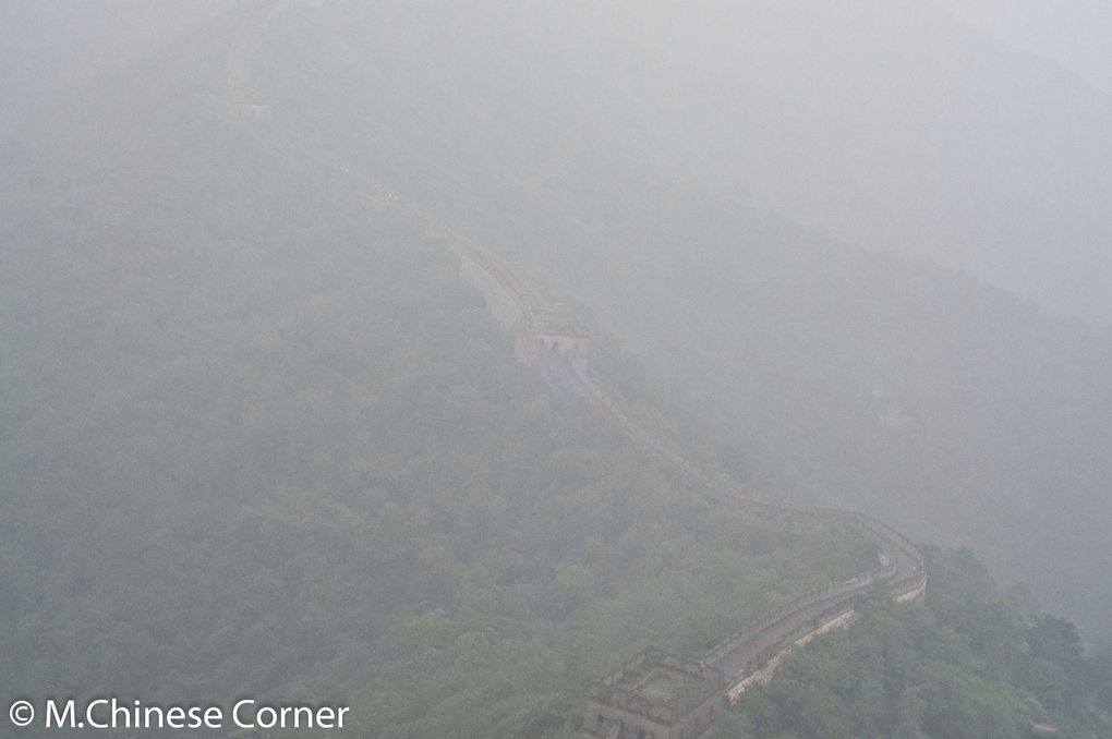 J'ai pas choisi... pour moi ça a été découverte sous la brume.  Mais finalement, découvrir la grande muraille serpenté dans la brume à vraiment quelque chose de magique.