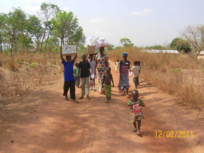 Distribution des bonbons du conteneur reçu en 2011 grâce aux efforts de Franziska et Leo Strauch d'Allemagne. Le nom de photo indique en même temps le lieu de la paroisse. C'est juste quelques exemples, car tous les diocèses du Togo et quelques p