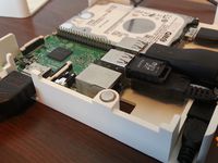 Par chance, on m'a preté un Raspberry Pi, j'ai ressorti quelques "vieux" trucs pour mes tests : l'alim et le clavier blutooth de mon Tronsmart MK908II, une manette Prizee de 2005 et une carte faisant office de clé USB