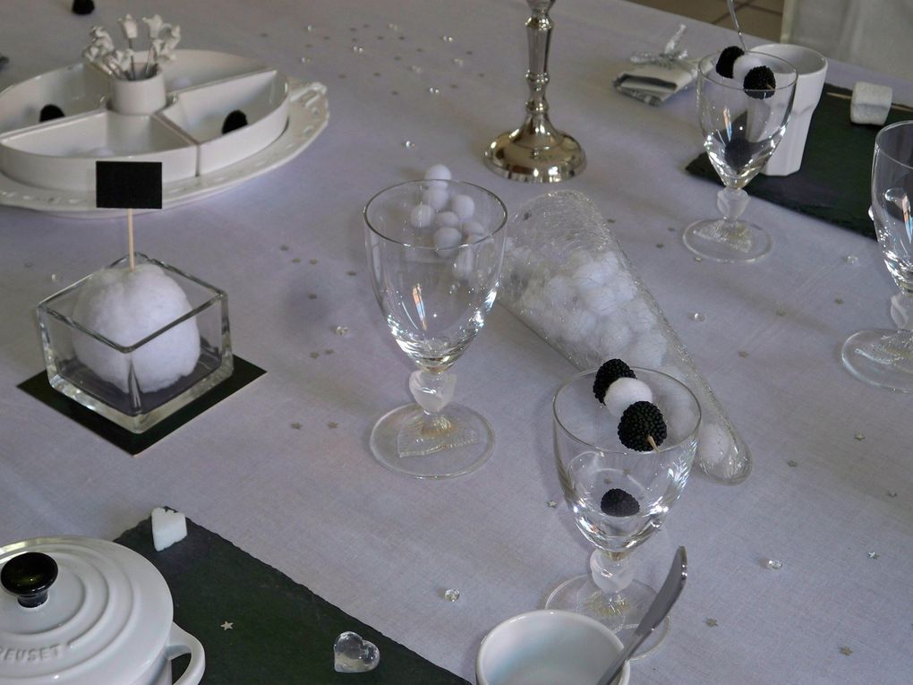 Les assiettes de présentation sont en ardoise. Elles font tout le charme de cette table et de ce diner romantique.