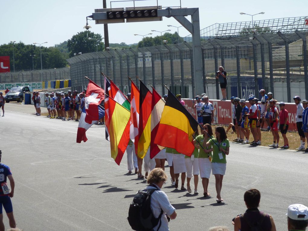 Les charlots sur la piste légendaire du circuit Bugatti
pour les 1er 24h du Mans vélo les 22et23 août 2009