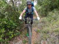 La descente vers Borgio: petit arrêt pour adminer la mer. A ce moment là, nous ne savons pas ce qui nous attend : une descente hyper technique dans un sentier étroit tout en pierre saillante. Beaucoup d'entre nous marcheront une bonne partie de la descente. Trois d'entre nous termineront ravis cependant :)