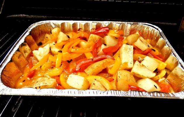 Patate e peperoni al forno con cipolle