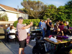 1ère photo : le représentant de Sud-Ouest en action; photos 2, 3, 6 et 8 : quelques moments de convivialité; photo 5 : des toasts succulents préparés par un riverain allemand accompagnés d'un excellent vin du rhin de son pays; photo 4 : 2 élus de la municipalité  quasiment "incognitos" mais visiblement heureux d'être là; photo 7 : le futur Conseil de quartier et, photo 9 : l'arrivée du Maire. 