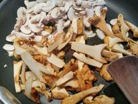 3 - Pendant la cuisson des feuilles de brick, mettre un filet d'huile d'olive dans une poêle ou un wok, attendre qu'elle soit bien chaude et y jeter les champignons, ne pas remuer de suite. Laisser bien saisir pendant 1 bonne minute, mélanger et laisser cuire pendant 3 à 4 mn. Assaisonner de sel, de poivre, ajouter un peu de thym frais. Déglacer au Noilly Prat et finir en versant la crème liquide. Laisser mijoter 2 à 3 mn. Retirer du feu et réserver. 