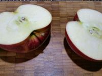 2 - Peler le kiwi, couper les deux extrémités, puis couper en 2 dans le sens de la longueur et en tranches moyennes. Laver et couper la pomme en deux, puis en quarts. Oter le trognon de 2 quartiers et les tailler en feuille comme sur la photo et bien citronner pour éviter l'oxydation de la pomme. Laver et équeuter les fraises et les couper en lamelles dans le sens de la hauteur. Laver et peler le kaki, le couper en quarts et tailler en fines tranches.   