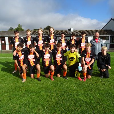 Les joueurs, le staff et l'équipe U17 du RFC Bioul 81 en 2025-2026.