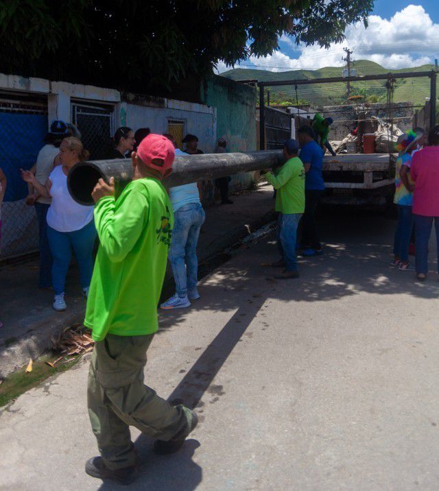 Alcaldía de Guacara entregó materiales para reparación de aguas servidas en San Agustín 