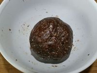 3 - Moudre les noix du Brésil en poudre. Dénoyauter les dattes et les passer également au mixeur avec le cacao jusqu'à obtenir une pâte homogène. Placer cette pâte dans un bol et y incorporer la poudre de noix, bien mélanger et rouler en boule. Diviser la préparation ainsi obtenue et la placer dans des formes carrées (ici 8cm x 8cm ) ou rectangulaires ou rondes selon vos désirs, et tasser. Placer au réfrigérateur.