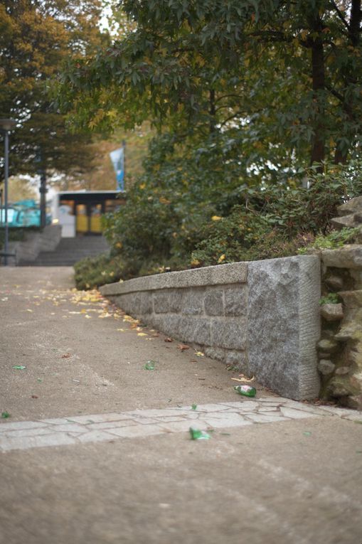 Lendemains-difficiles au centre-ville de Brest : comme plusieurs fois par semaines maintenant, les "étudiants" ont cassé leurs bouteilles d'alcool sur les marches de l'hôtel de ville.