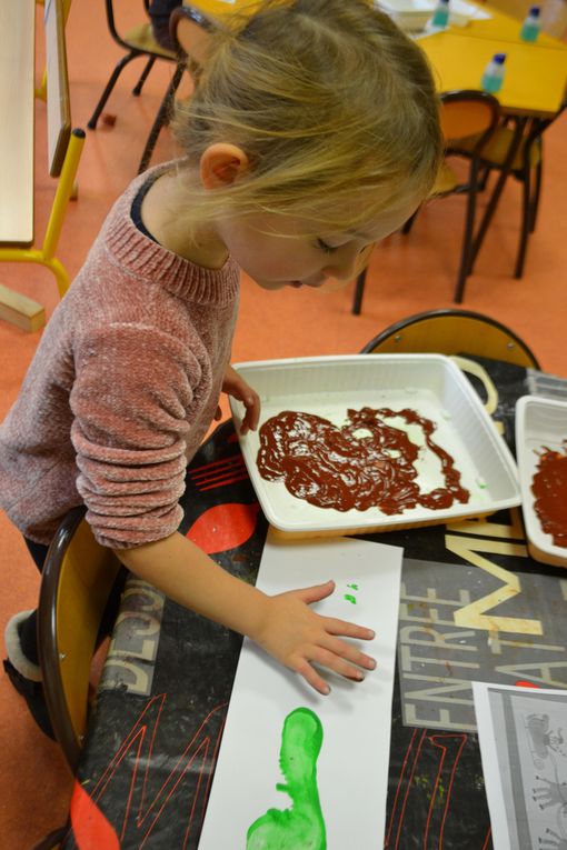 Après les pieds dans le sable, le blé, les cailloux hier avec maîtresse Julie.. Ce matin, les pieds et les mains dans la peinture... ''ça chatouille, c'est froid, c'est chaud, ça glisse'' ...Mais que préparent les Petits et Moyens??? 