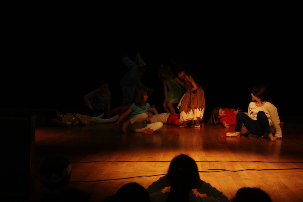 Pour ce temps festif, les enfants du périscolaire et du mercredi nous ont proposé un spectacle ! Et dans la salle, vous avez pu voir nos magiciens en herbe, le clip des vacances, l'expo photo, le memory des animateurs...