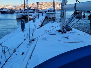 Arrivés sur Fleur de Sel jeudi 16 mars au soir, nous avons trouvé le bateau bien enneigé, 0°C à l'intérieur et -5°C à l'extérieur ❄️❄️❄️. Le temps de brancher l'électricité, de se faire à manger et la température est rapidement remontée à l'intérieur... C'est maintenant le temps du redémarrage du bateau, dessalinisateur (l'eau du ponton est coupée), électronique, drisses, voiles... et surtout, remise en place de la véranda au dessus du cockpit 🙂😉. Le tout entrecoupé de promenades dans la neige!