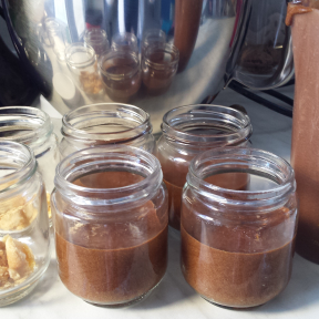 Mousse au chocolat sur lit de biscuits