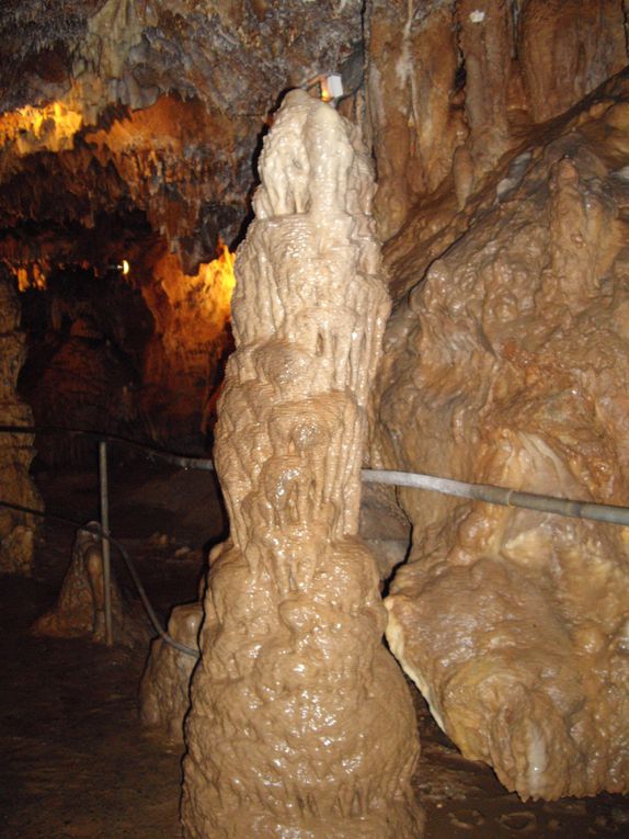 Grotte touristique aménagée au public, pas besoin de faire de la spéléo pour la visiter....Conseiller a tous les passionnés de milieu soutérain...c'est une ptite merveilles.....