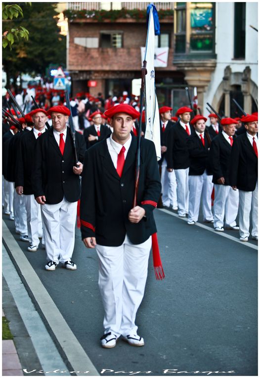 Le 8 septembre, jour de la Vierge de Guadalupe, la ville de Hondarribia, Fontarabie, célèbre son traditionnel Alarde (Parade). Il s'agit d'un défilé que l'on célèbre tous les ans depuis le vœu réalisé par les villageois à la Vierge de Guada