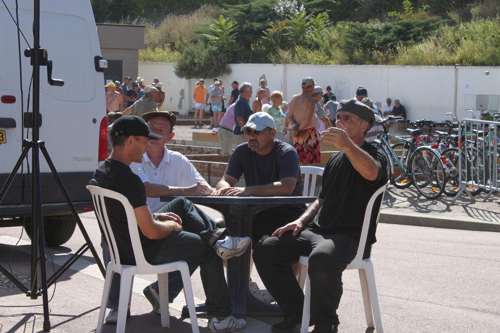 Sur le front de mer entre le casino et un bar bercé par les vagues, Royan au rythme du Rock'n'Roll avec le spectacle " Swing to the Rock" présenté par DANSE PROJECT. Soirée organisée par l'Association Générale de Pontaillac, présidée par Mad