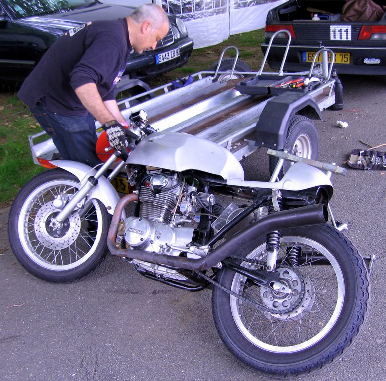 IRON BIKERS 2011 photos Paddocks
Démonstrations motos anciennes et d'exception, sidecars circuit Carole juin 2011