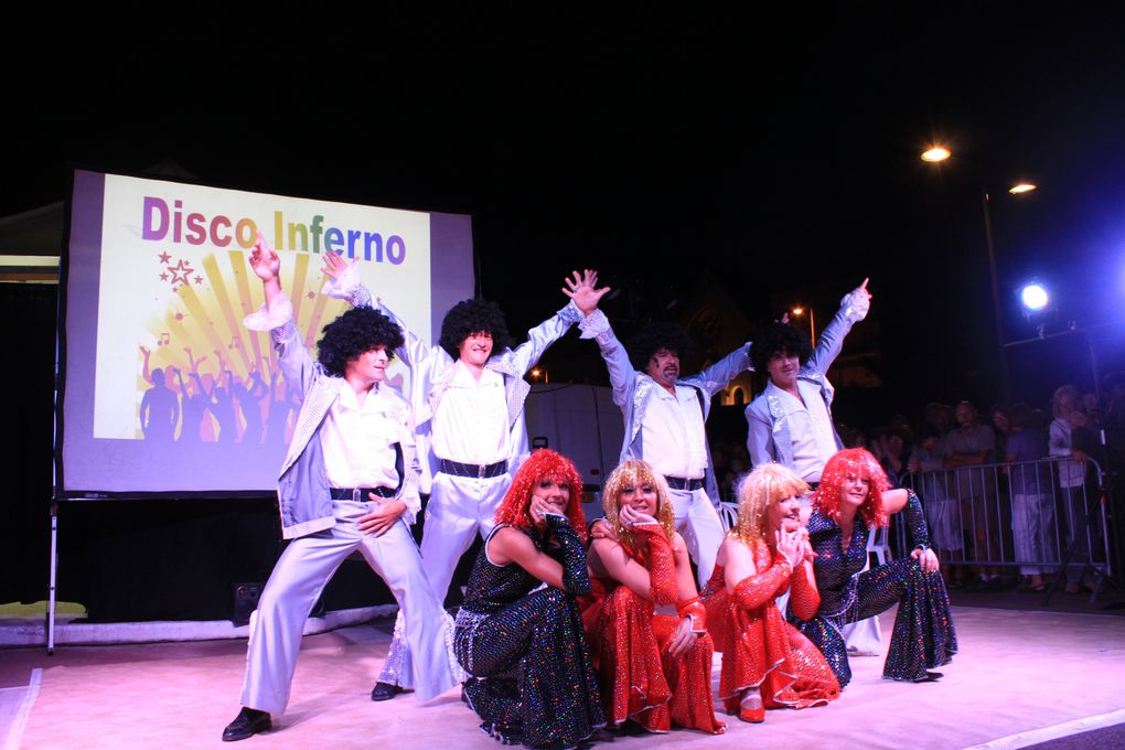 Sur le front de mer entre le casino et un bar bercé par les vagues, Royan au rythme du Rock'n'Roll avec le spectacle " Swing to the Rock" présenté par DANSE PROJECT. Soirée organisée par l'Association Générale de Pontaillac, présidée par Mad