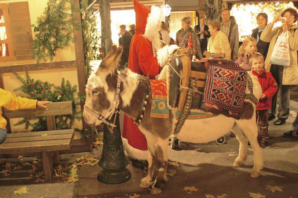 Les Marchés de Noël de Colmar photographiés en décembre 2006.<br />Colmar a fait le choix de répartir 5 marchés de Noël dans la vieille ville, chacun ayant une thématique différente.