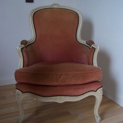 Un fauteuil Louis XV fait *peau neuve*