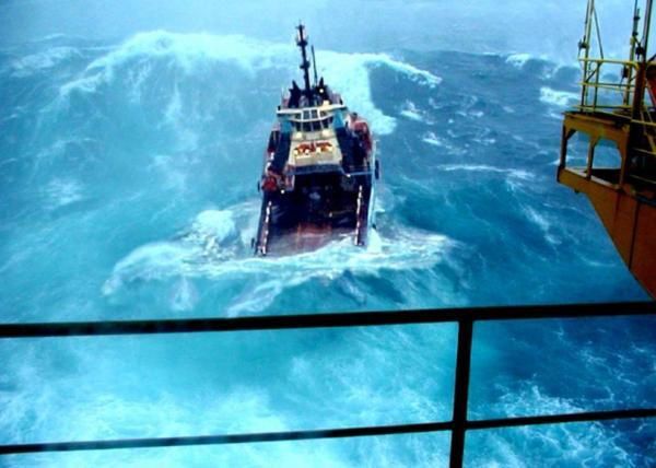 Les  " vagues scélérates", d'une amplitude et d'une sévérité inattendues par rapport aux conditions de mer lorsqu'elles surviennent, sont responsables de nombreux accidents de mer et de disparitions inexpliquées de gros navires.
