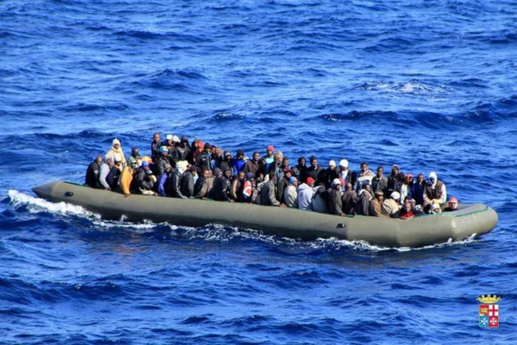 Des migrants dans une embarcation de fortune repérée par la marine italienne ...