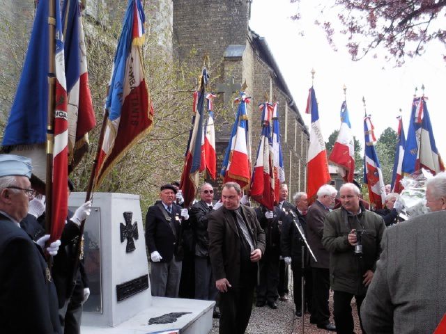 en homages des disparus du pont de spycker étaient rassemblés les anciens combattants. decouvré l'article associé http://david.debruyne.over-blog.com/article-le-maire-de-grande-synthe-et-les-ceremonies-patriotiques-49059028.html