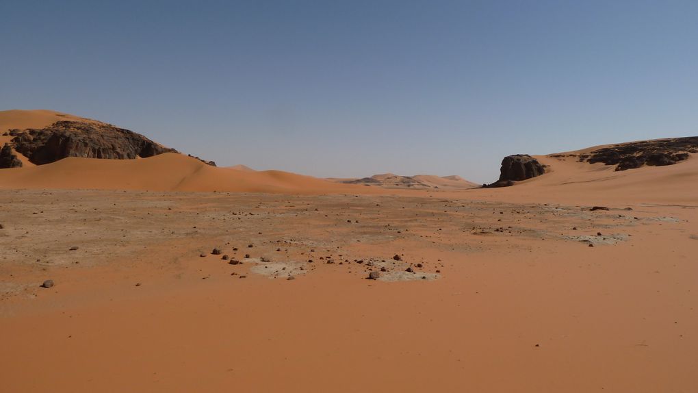 TREK D'UNE SEMAINE DANS LE MASSIF DE LA TADRART - DEFILEMENT DES COULEURS - SAHARA ALGERIEN - SUD EST (NOVEMBRE 2010)