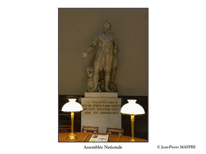 L'hôtel de Lassey et le Palais Bourbon où réside à Paris l'Assemblée nationale sont ouverts, tous les ans, au public à l'occasion des journées du Patrimoine. Profitons de cette occasion pour en admirer toutes leurs richesses.