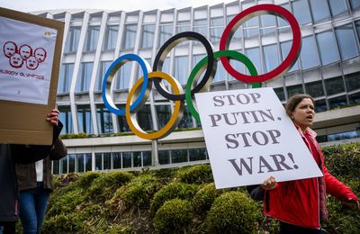 Réintégration des athlètes russes : le CIO critiqué