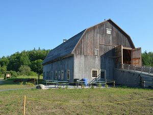 Jolie maison en sortie des Escoumins.Le Tipi des Innoue. l'arrivée de notre "Traversier".De l'autre côté. La Ferme du Rioux dans le parc du Bic.Charpente de la ferme.