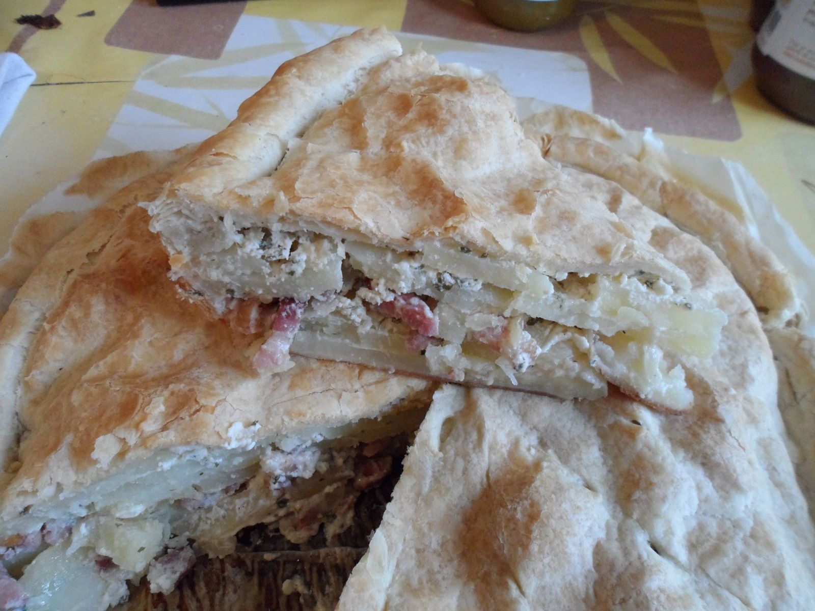 Tourte pomme de terre, lardons, crème persillée