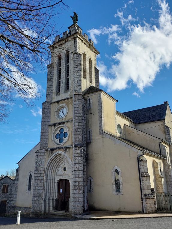 L'Eglise dédiée à St Privat dont on voit la statue à son sommet  