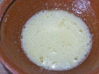 2 - Incorporer la farine et la maïzena et remuer avec un fouet, ajouter progressivement le lait bouillant en remuant. Verser ensuite la crème dans une casserole à fond épais et faire cuire à feu très doux en remuant jusqu'à la 1ère ébullition. Retirer du feu lorsque la crème a épaissi et réserver jusqu'à complet refroidissement. Filmer au contact pour éviter qu'une croûte ne se forme.