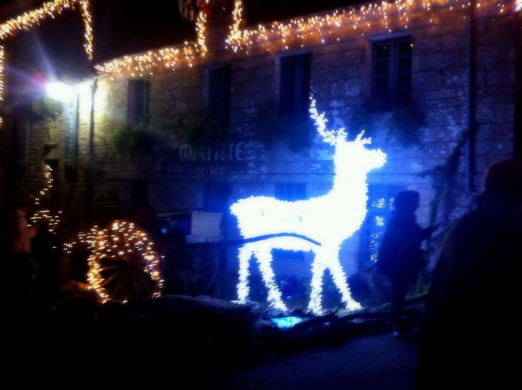 Merci à Katia Le G., pour cette découverte de Locronan, petit village magnifique ou chaque maison est illuminée pour les fêtes ....