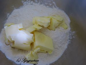Farine, beurre ; mélange poudreux ; ajoût oeuf ; amalgame de la pâte